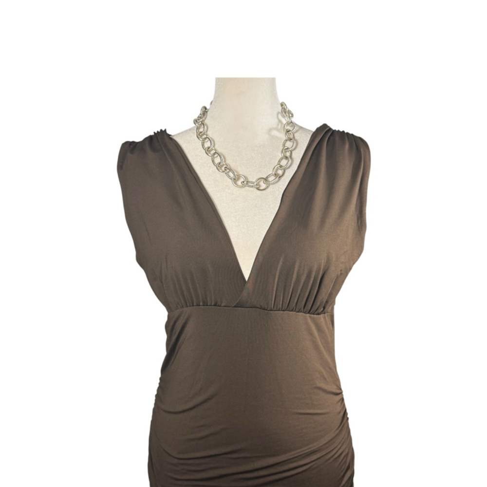 Size L LYANER Chocolate Brown Ruched V-Neck Sleeveless Form-Fitting Midi Dress - Picture 2 of 7